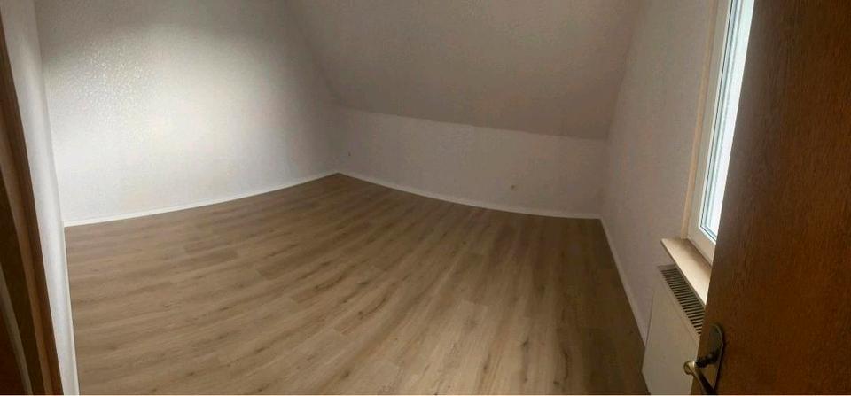 Dachgeschoßwohnung Siegen Dillnhütten - 3.5 Zimmer, 80 m&sup2;, 900&euro; | Angebot:26587562