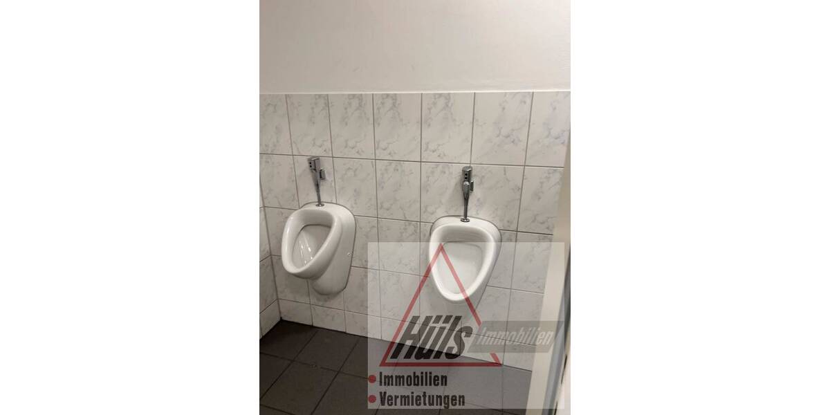 helle Produktions- und Lagerhalle mit Sozialräumen mit guter Erreichbarkeit zimmer