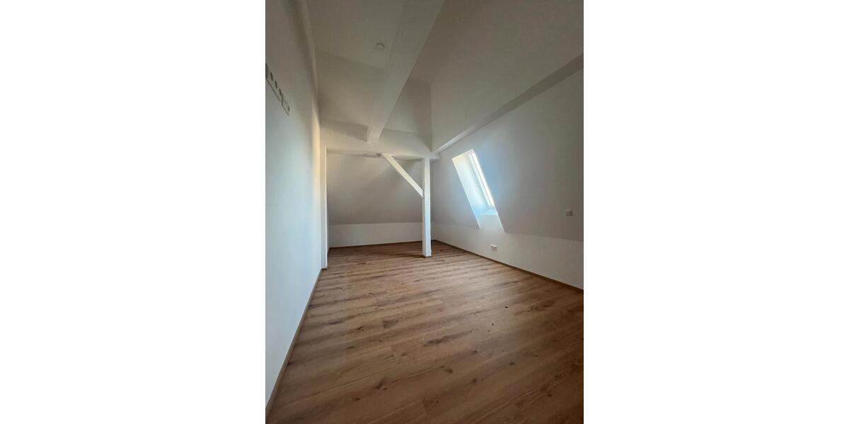 Dachgeschoßwohnung Tirschenreuth - 3 Zimmer, 81 m&sup2;, 760&euro; | Angebot:26631640