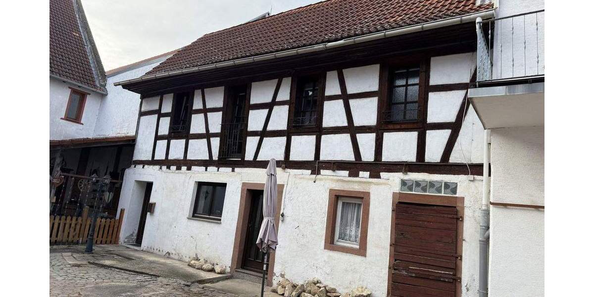 Renoviertes 3 ZKB Fachwerkhaus mit Hof Balkon und Einbau Küche 3 zimmer