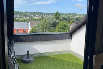 schöne drei Zimmer Wohnung mit Balkon und EBK
