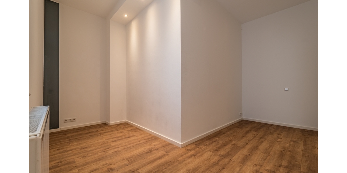 EINBAUKÜCHE – MODERNES WANNENBAD MIT FENSTER – TERRASSE – EINBAUSCHRANK - Terrassenwohnung Freital Deuben | Angebot:25887763