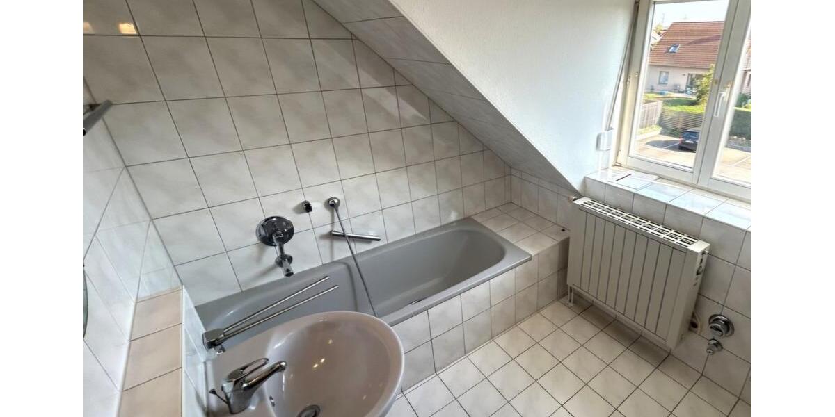 Einziehen und wohlfühlen! Helle DG-Wohnung mit TG-Stellplatz in B 2 zimmer