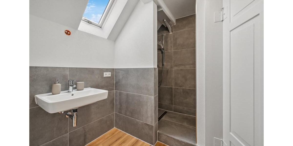 Wohnen auf Zeit Metzingen - 4 Zimmer, 140 m&sup2;, 140&euro; | Angebot:24841810