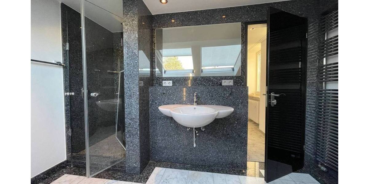 Exklusive Dachgeschosswohnung in ruhiger Lage 2 zimmer