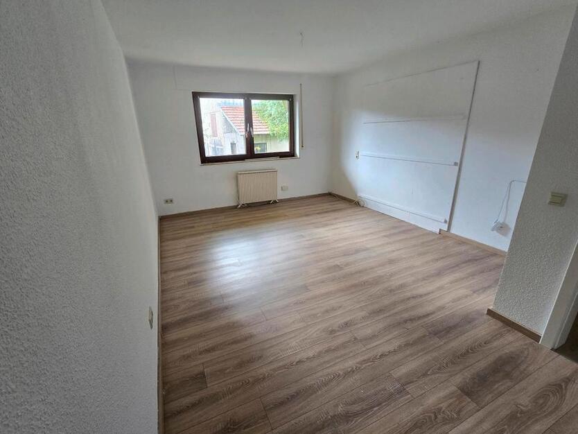 Helle 2-Zimmer-Wohnung mit Terrasse, Einbauküche & Stellplatz