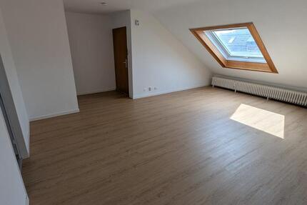 Geräumige, vollständig renovierte 1-ZKB-Dachgeschoßwohnung