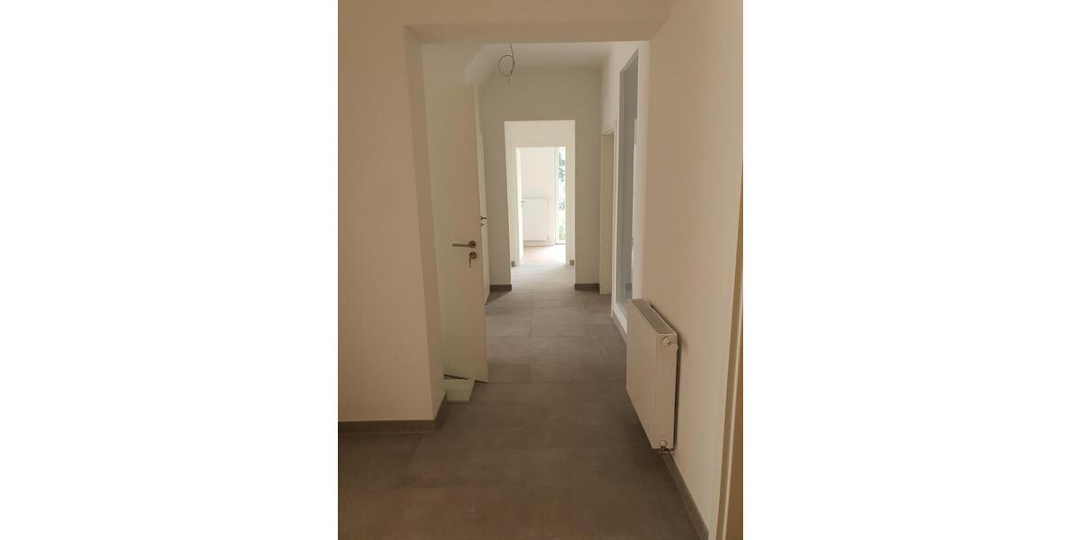 Traumhafte 3 Zimmer EG Wohnung mit zwei Terassen + zwei Garagen + großen Garten zu vermieten 3 zimmer