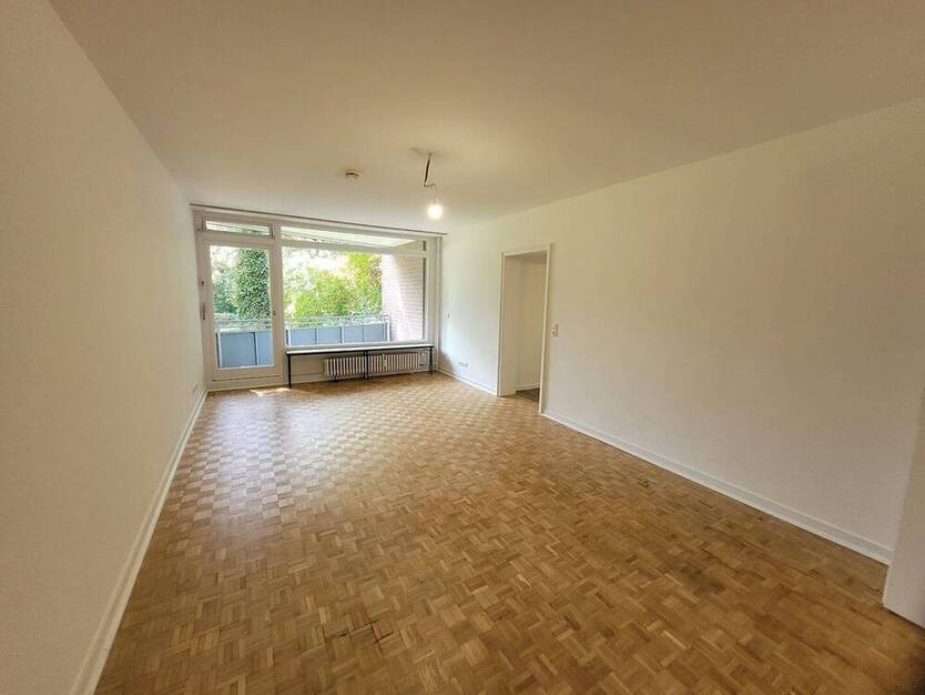 Neue Familie gesucht für Wohnung mit Balkon und frisch saniertem Wannenbad.