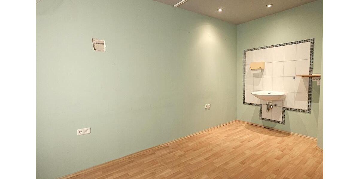 Außergewöhnliche Gewerbefläche für Kosmetik, Sport, Musik, Kunst oder ärztliche Einrichtungen mit viel Platz und kleinem Außenbereich, Parkplatzanmietung möglich zimmer