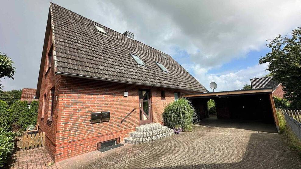Geräumige 3-Zimmer-Obergeschoss-Wohnung mit großem Garten und Carport