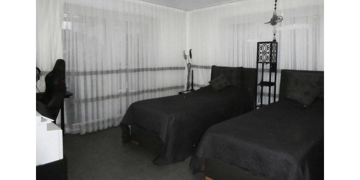 AUMÜLLER-Immobilien - Moderne energiesparsame 4-Zi-EG-Wohnung mit überdachtem Balkon und Carport 4 zimmer