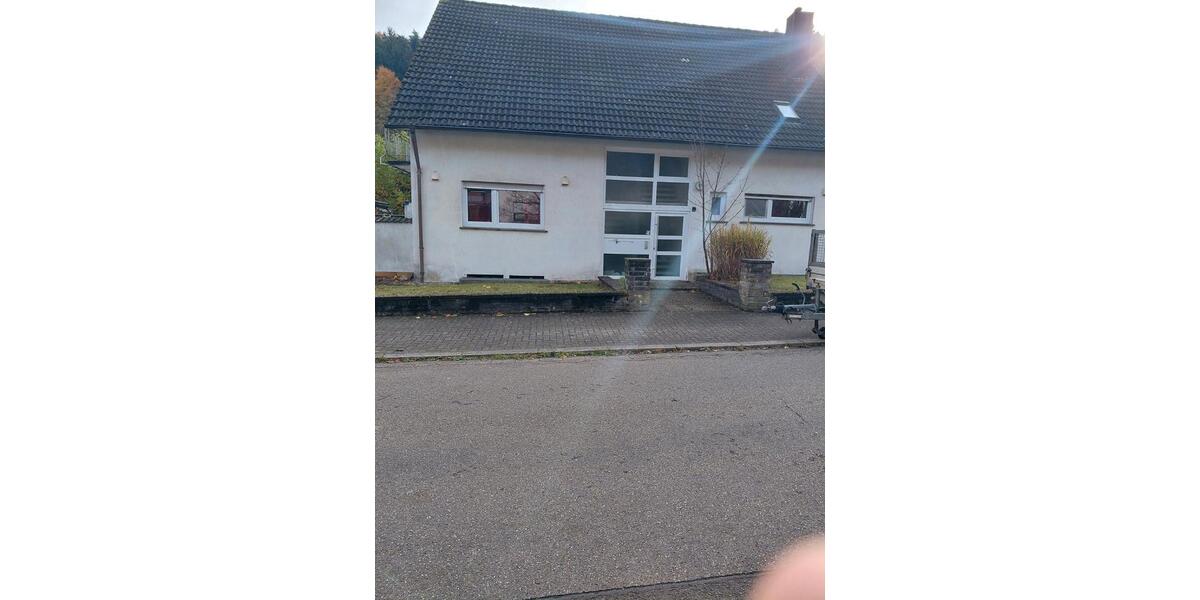 Schöne Etagenwohnung in gepflegtem 2 Parteienhaus 4 zimmer