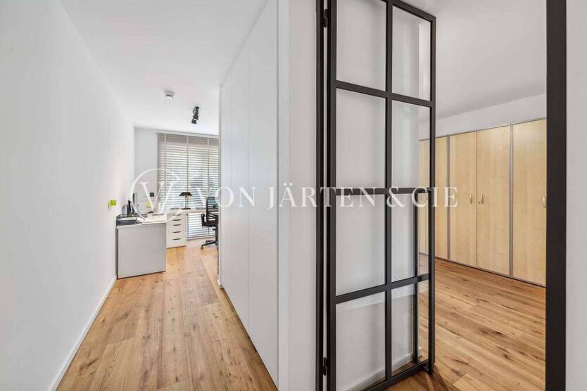 MÖBLIERTES STUDIO MIT BALKON