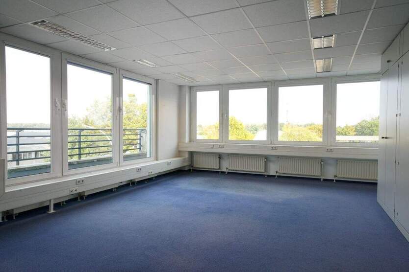 Helle Bürofläche mit Parkplätzen in Flughafennähe - All-in-Miete zimmer