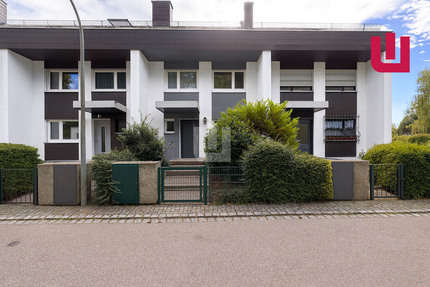 WINDISCH - Neuwertiges RMH mit gehobener Ausstattung inkl. EBK und Garten zentral in Gröbenzell 6 zimmer