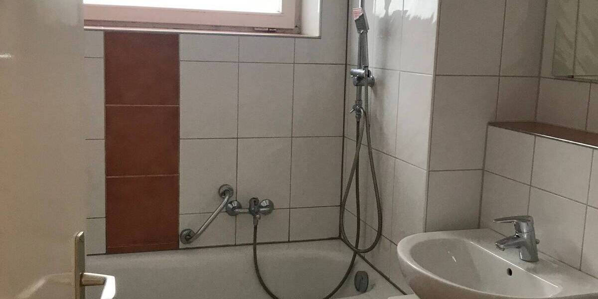 Idyllisch Wohnen am Waldrand - 4 Zimmer im 1. OG mit Wannenbad, sep. Gäste-WC & Loggia 4 zimmer