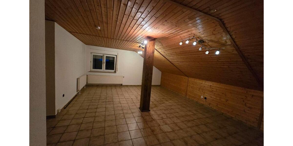 Dachgeschoßwohnung Grünberg - 3 Zimmer, 93 m&sup2;, 900&euro; | Angebot:26432407
