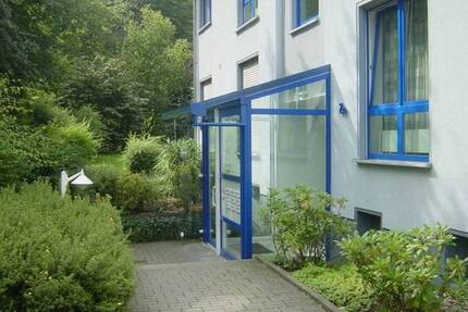 *** Renovierte 2- Zimmer-Wohnung im 1. OG *** viel Tageslicht, Sonnenbalkon und Garage ***