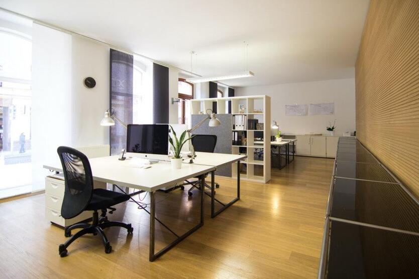 Büro- oder Laden für Architekten, Ingenieure, Friseure, Haushaltswaren oder Textilien mit PKW-SP im Hof zu vermieten!