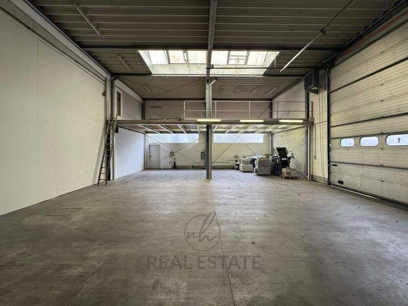 160 m² Lagerfläche mit Galerie & Rolltor – Top Lage in Norderstedt