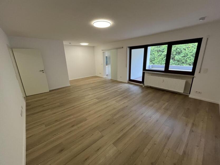 Kernsanierte 2,5-Zi-Wohnung mit EBK, Balkon und Garage