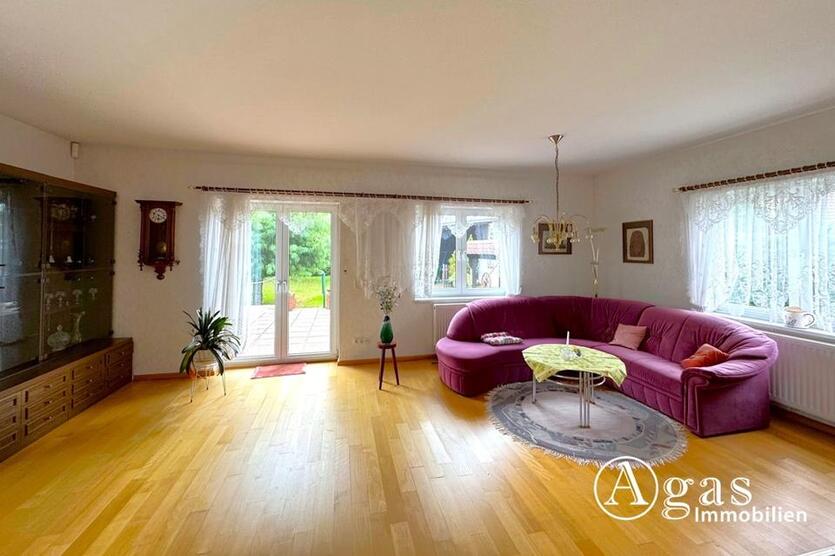 möbliertes Einfamilienhaus mit 180 m² Wohnfläche, 6 Zimmern und Pool in Ahrensfelde