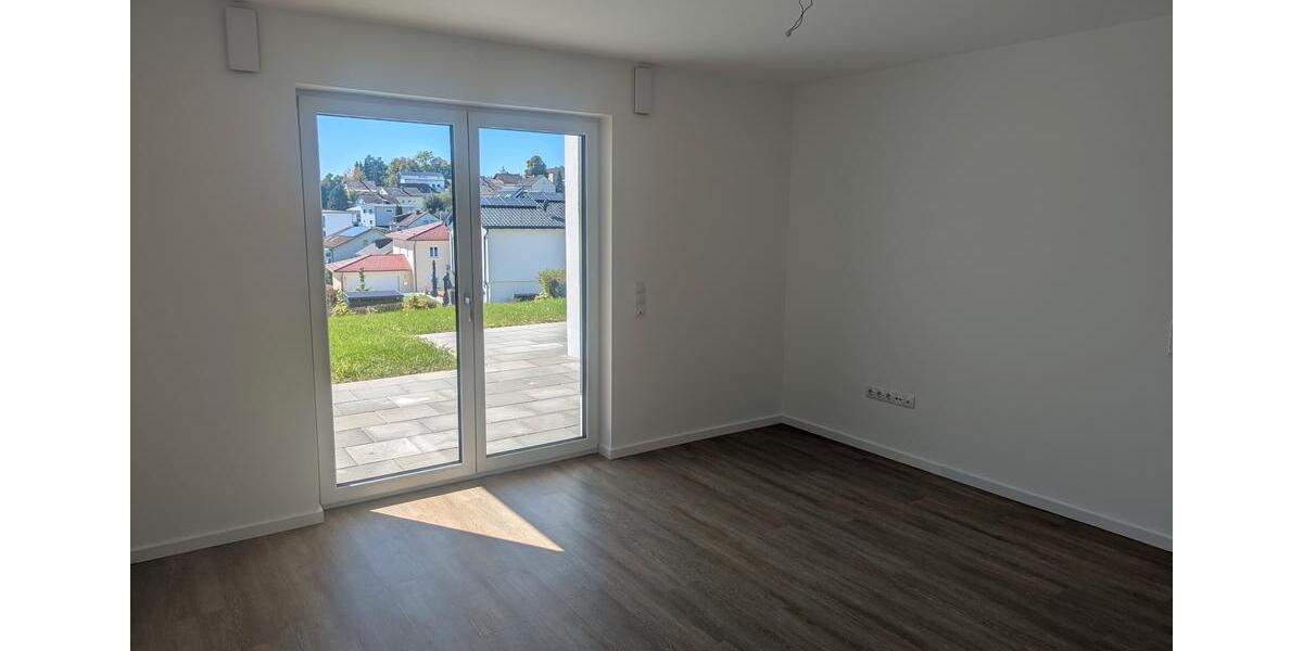 Erdgeschoßwohnung Deggendorf - 3 Zimmer, 86 m&sup2;, 1.035&euro; | Angebot:26632544