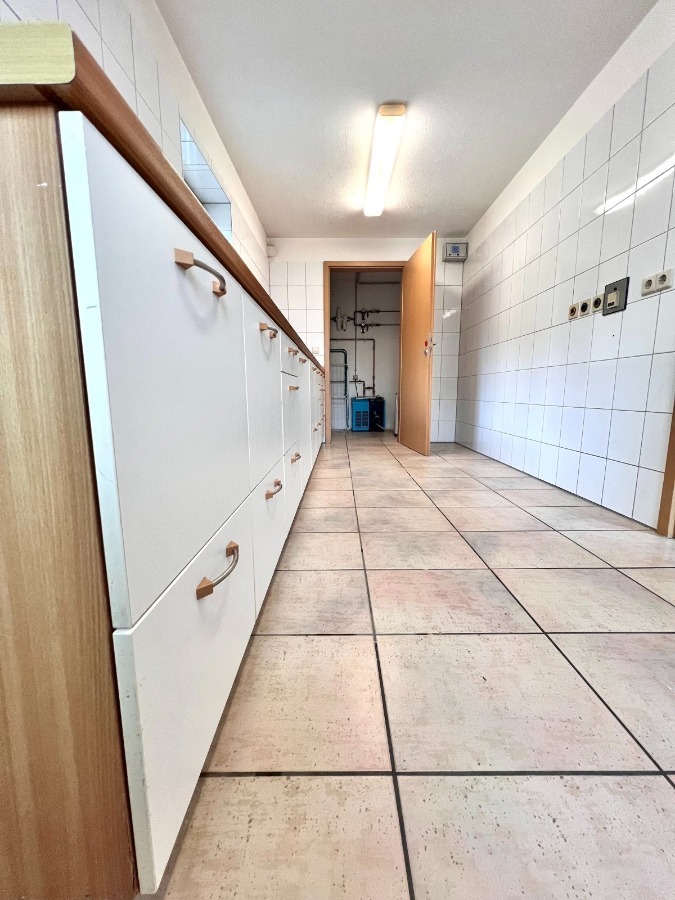 Praxis Ortsrand Singen mit 6 Räumen, 2 Eingängen & 8 Stellplätzen – Gewerberäume zimmer