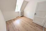 **Was will man mehr? +frisch gestrichen +neuer Laminat +neues Tageslichtbad** zimmer