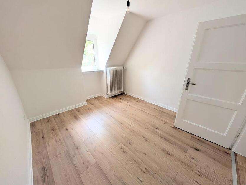 **Was will man mehr? +frisch gestrichen +neuer Laminat +neues Tageslichtbad** zimmer