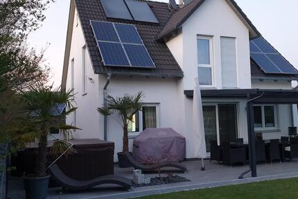 EFH Einfamilienhaus mit großer Poollandschaft und Großraumgarage 7 zimmer