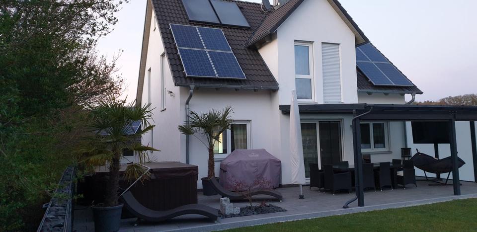 EFH Einfamilienhaus mit großer Poollandschaft und Großraumgarage 7 zimmer