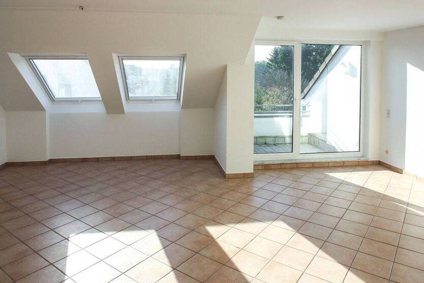Helle Dachgeschoßwohnung mit 2 Balkonen in Leverkusen