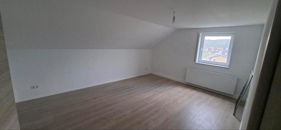 Dachgeschoßwohnung Poppenricht - 3.5 Zimmer, 85 m&sup2;, 760&euro; | Angebot:25856496
