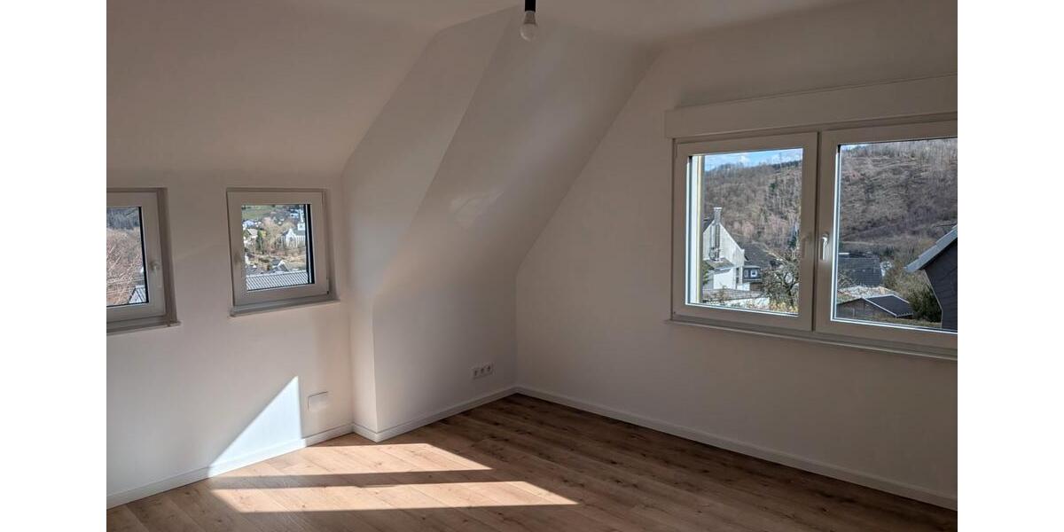 Dachgeschoßwohnung Gummersbach Berstig Süd - 3 Zimmer, 70 m&sup2;, 900&euro; | Angebot:26062545