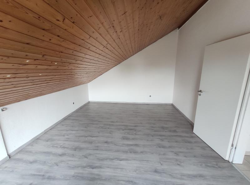 3- Zi. DG Wohnung mit 2 Balkonen und Garage