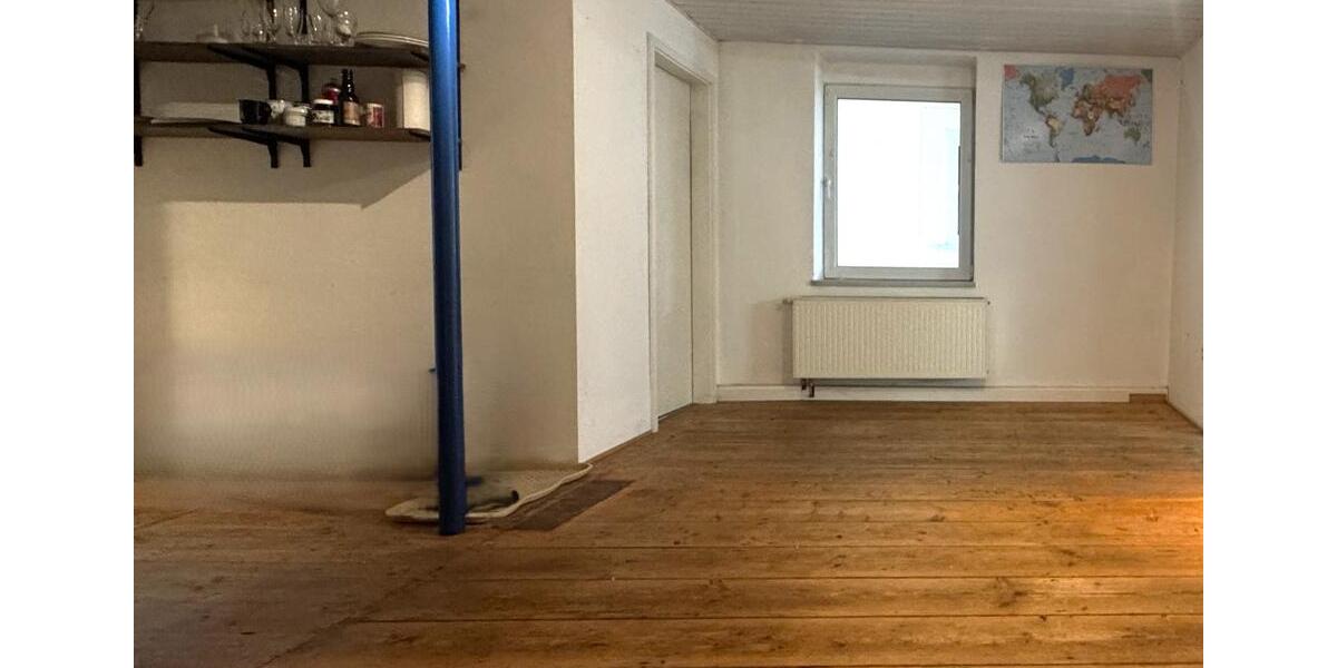 Zentrale Gewerbeeinheit mit hoher Halle, Werkstatt & Büro – in de zimmer
