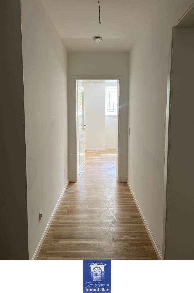 Liebevoll und modern sanierte Wohnung im Erstbezug! Erker, Fußbodenheizung, Parkett! 3 zimmer