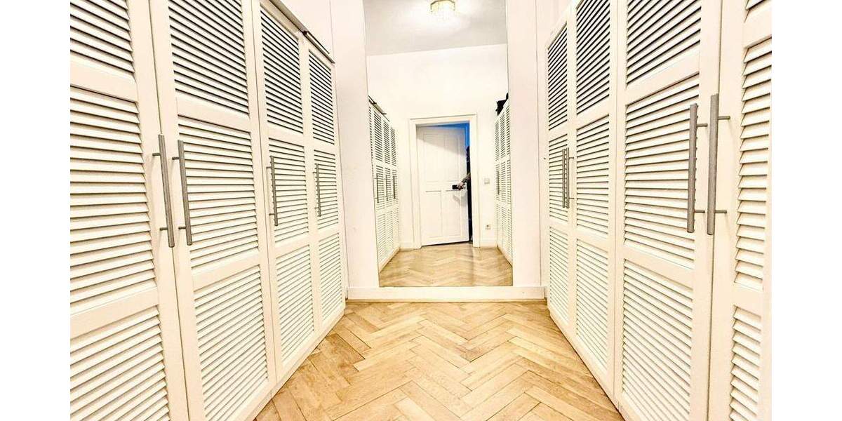 Lehel am Isartor. Zentrale Bestlage. Neu hochwertig möblierte 4 Zimmer. Großer Garten. Ab 3 Monate 4 zimmer