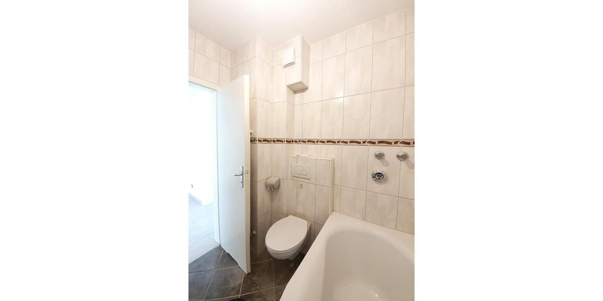 Dachgeschoßwohnung Essen Huttrop - 2.5 Zimmer, 61 m&sup2;, 680&euro; | Angebot:24878426