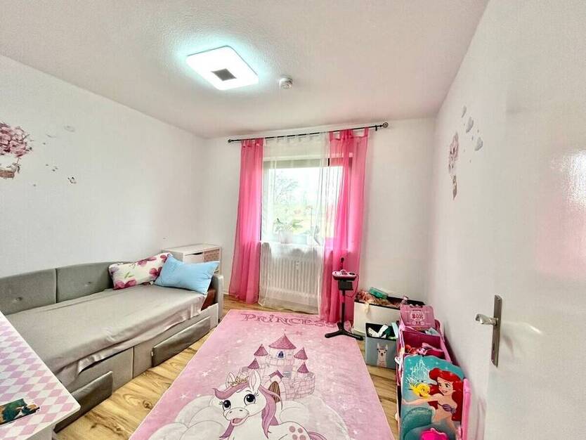 AS ImmobilieN: Wiesbaden-Delkenheim 3br 1.5bath condo fitted kitchen, parking - only 9 min to Clay