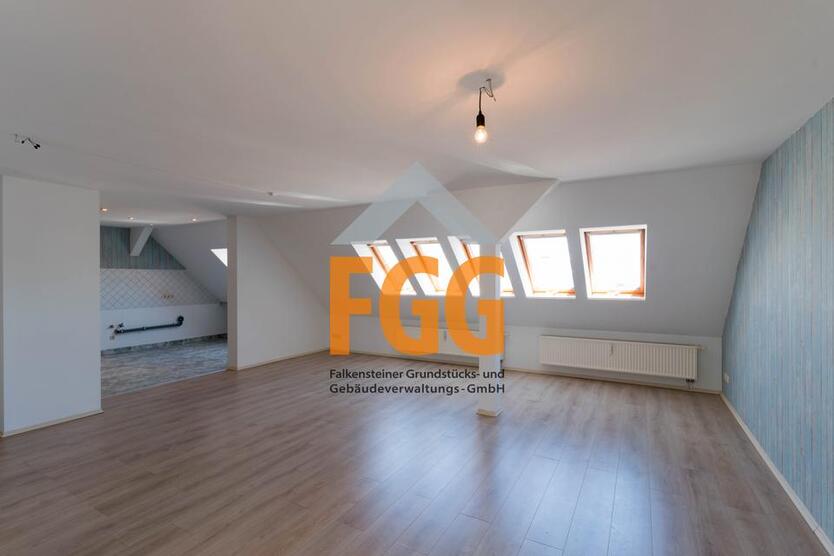Große 4-R-Wohnung im Dachgeschoß zimmer
