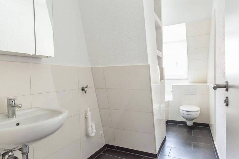 schöne, gut-geschnittene, renovierte 2-Zimmerwohnung zu vermieten