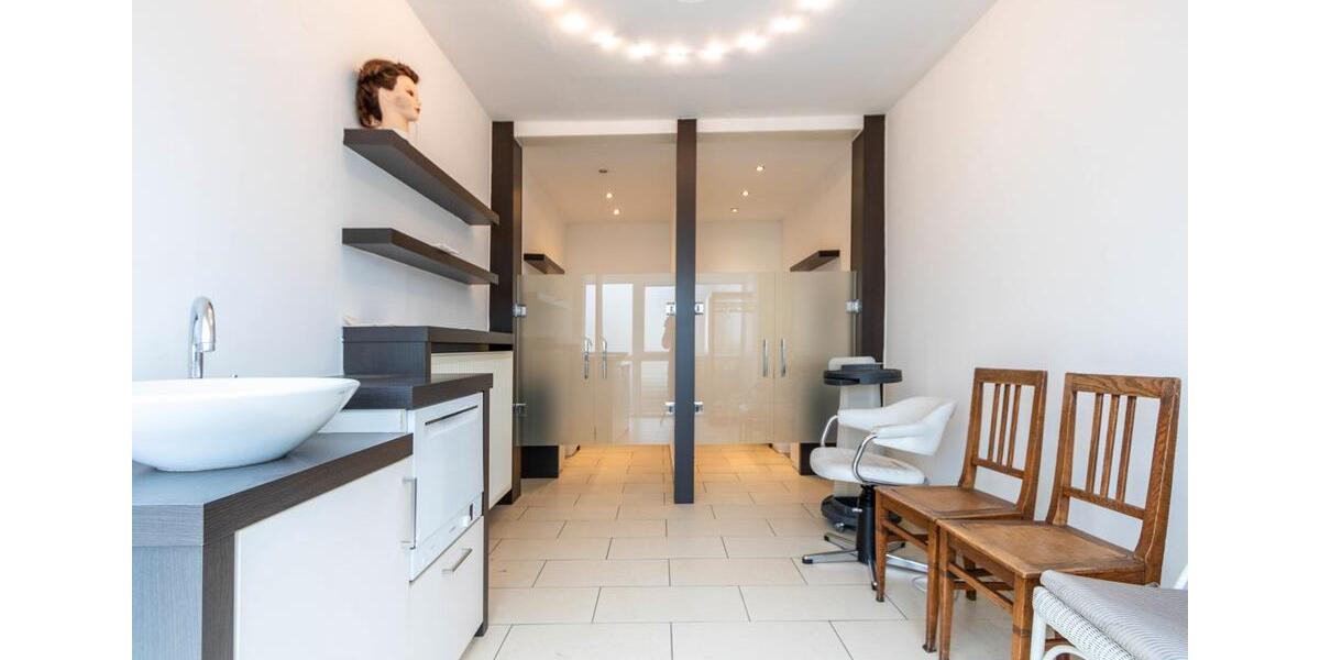 Ladenfläche mit Gewölbekeller zimmer