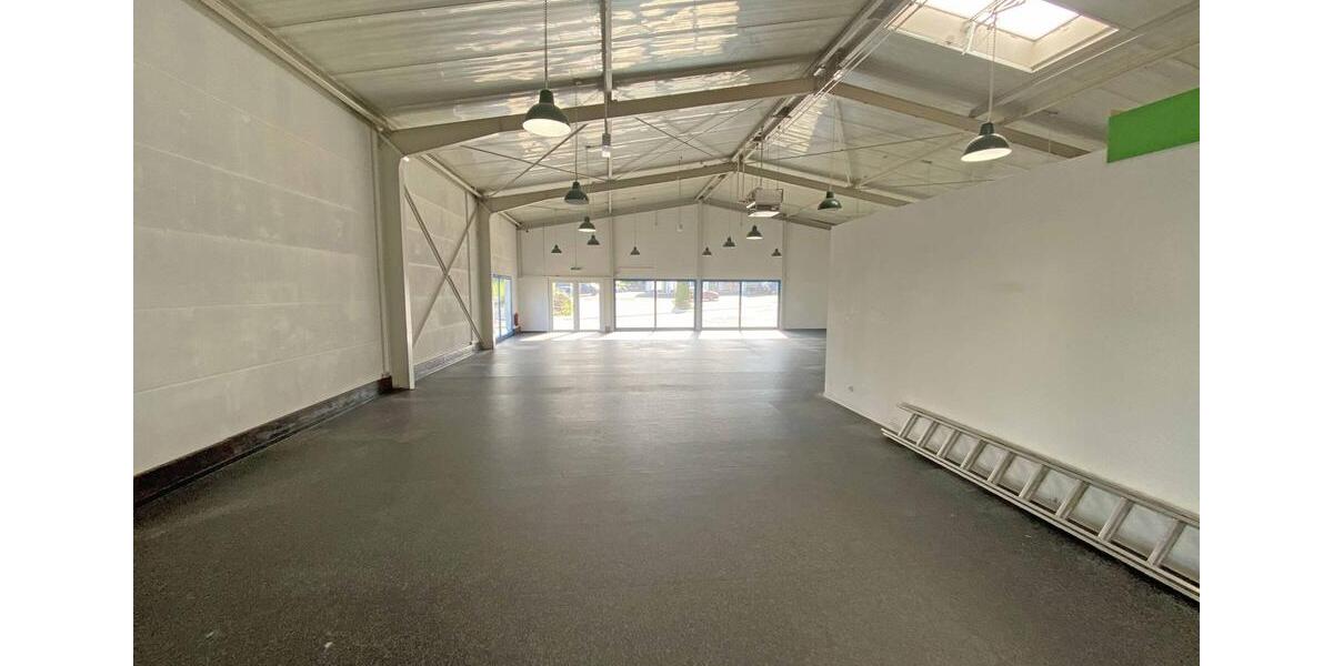 Vielseitige Gewerbehalle – ideal für Handel, Studio oder Lager zimmer