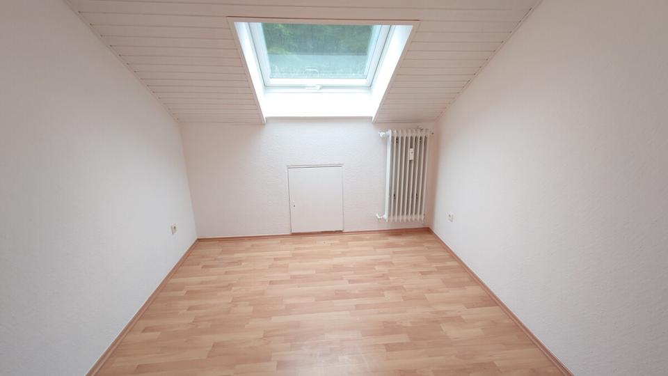 Dachgeschoßwohnung Pirmasens Niedersimten - 3 Zimmer, 82 m&sup2;, 400&euro; | Angebot:23391101
