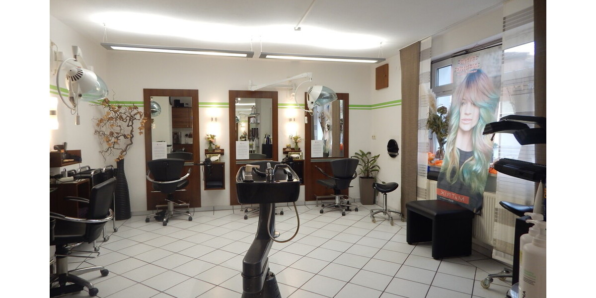 Voll ausgestatteter Friseursalon in 83416 Saaldorf - Parkplätze vor dem Haus! Frei ab 01.04.2026 - Gewerbeobjekt Saaldorf-Surheim Surheim | Angebot:23165437
