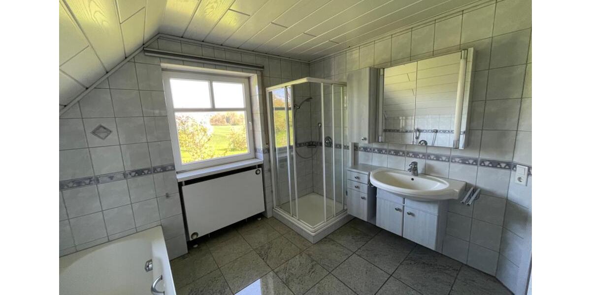 Dachgeschoßwohnung Buttenheim - 4 Zimmer, 119 m&sup2;, 1.200&euro; | Angebot:26561819