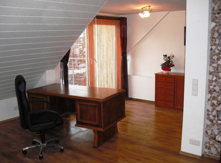Hochwertige 2½-Zi. DG-Wohnung mit Westbalkon, EBK & Stellplatz - modernes Wohnen in gepflegter Hausgemeinschaft - Dachgeschoßwohnung Schönaich | Angebot:26945980
